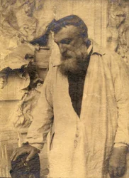 Auguste Rodin w swojej pracowni, 1906 (zdjęcie w sepii)